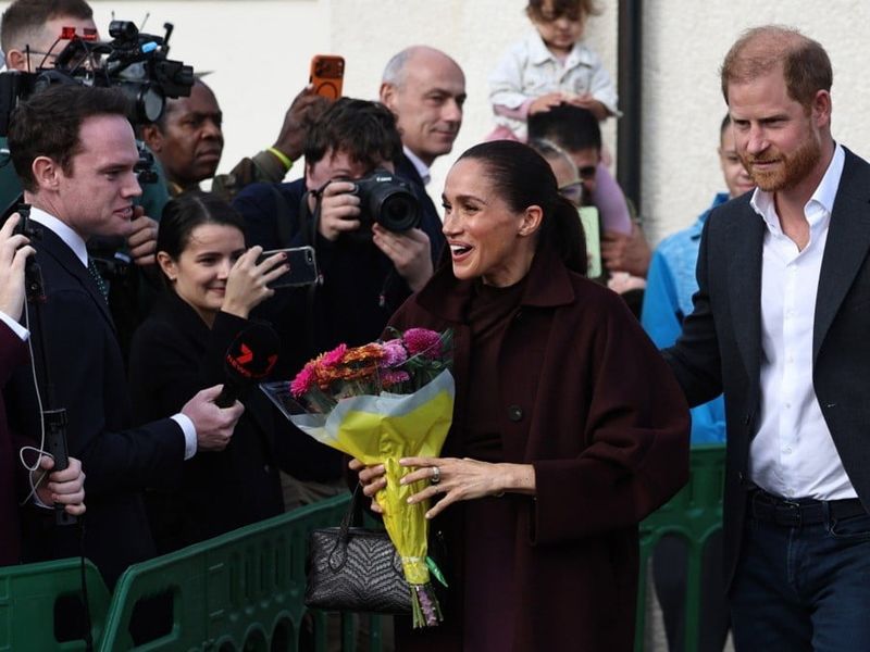 nottingham'da sıcak karşılama: harry ve meghan ilk kez kamuoyunda