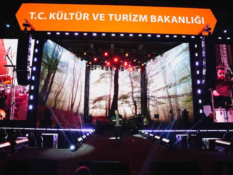 Ahmet Şafak Kayseri gecesine türkü ve coşku taşıdı