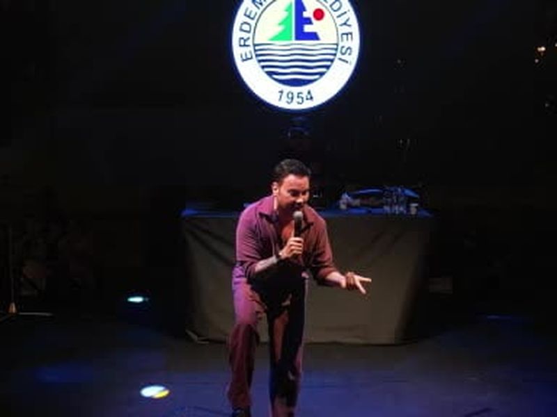 Sahilde konser gecesi: Sinan Akçıl Erdemli'yi coşturdu