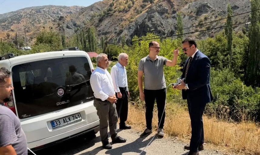 Kaymakam Pelvan Çelikhan'da Recep-Aksu Grup Yolu'nda sıcak asfalta hazırlık denetimi yaptı