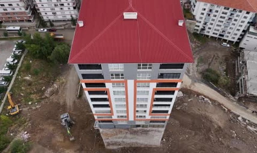 Mamak'ta çöken istinat duvarı binanın temelindeki estetik ve güvenlik sorunlarını açığa çıkardı
