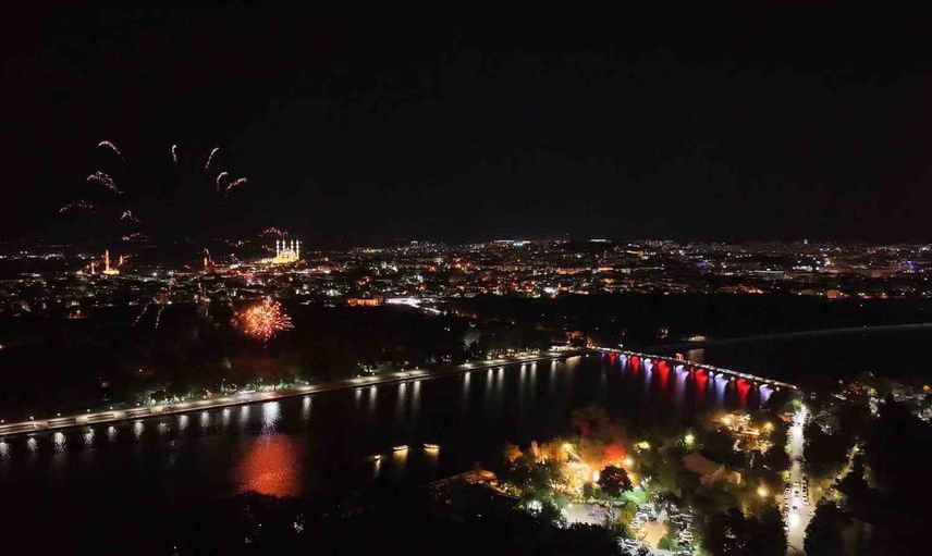 Edirne'de Meriç kıyısında zafer coşkusu havai fişekle taçlandı