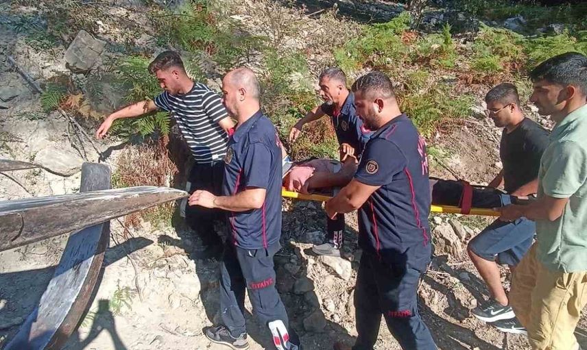 Kadirli'de Yoğunoluk'ta iş makinesi devrildi, operatör yaralandı