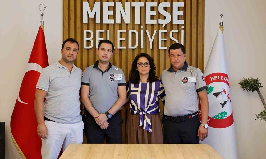 Menteşe'de yanan bayrağın şüphelisi belediye güvenliklerinin dikkatiyle yakalandı
