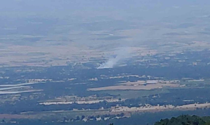 Vakıf Mahallesi'ndeki anız yangını ekiplerin hızlı müdahalesiyle büyümeden kontrol altına alındı