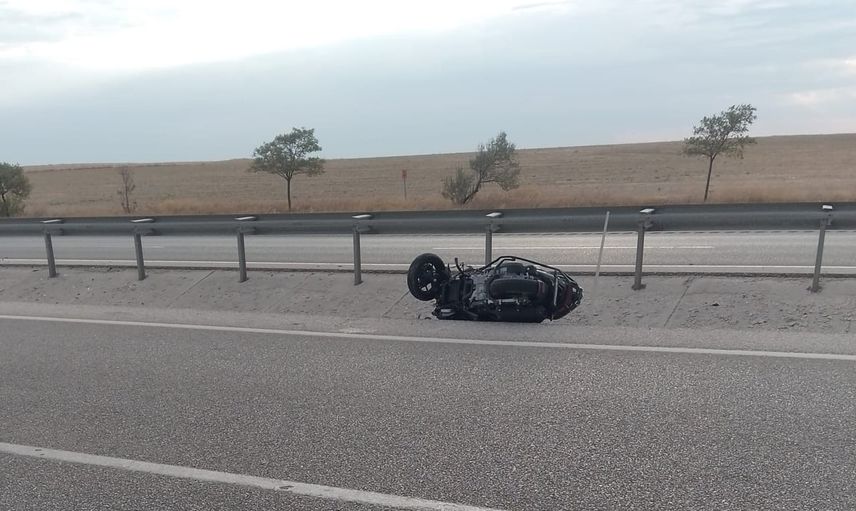 Kulu'da kontrolden çıkan motosiklet refüjde devrildi