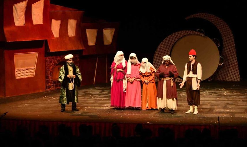 Balıkesir'de şehir tiyatrosu 'Kanlı Nigar' ile büyük ilgi gördü