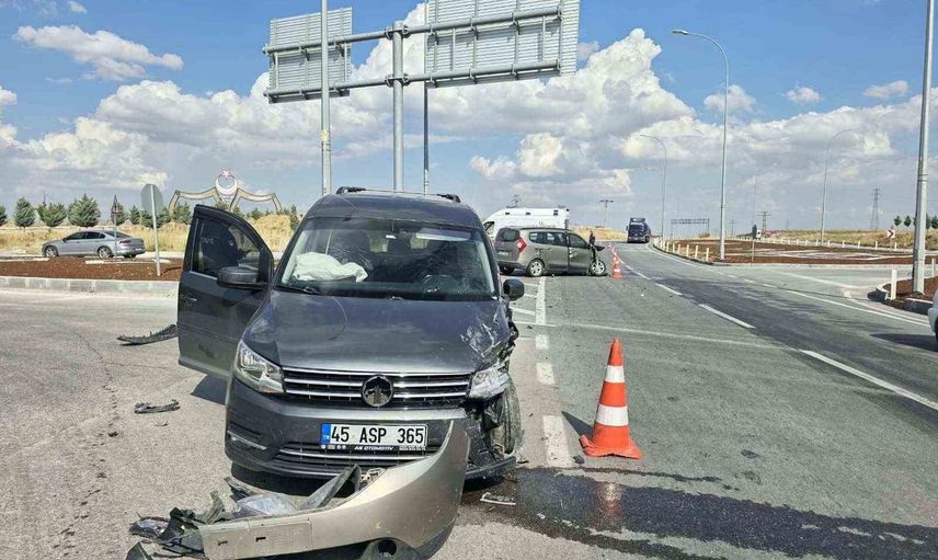 Emirdağ'da kavşakta çarpışan ticari araçlar: bir kişi hayatını kaybetti, altı yaralı