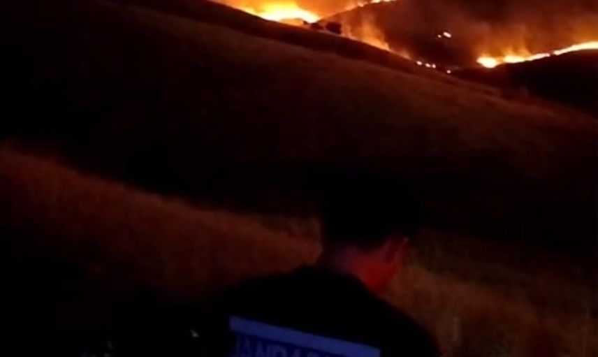 Çankırı'da Dedeköy'de rüzgarın büyüttüğü arazi yangını kontrol altına alındı