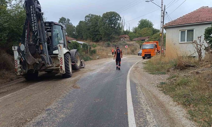 Gümüşdere'de dar yol genişletilerek araç ve yaya ulaşımı rahatlatılacak