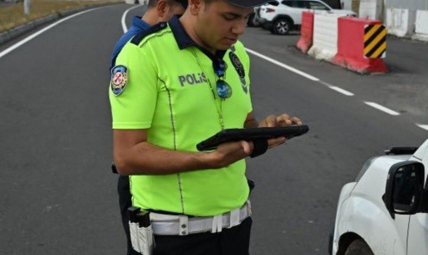 Karayollarında sıkı denetim: Kars'ta hız, telefon ve kemer uyarısı