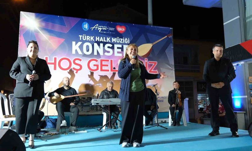 Uğur Mumcu Caddesi'nde mahalle şenliği: çocuklar oyunla, cadde türkülerle canlandı