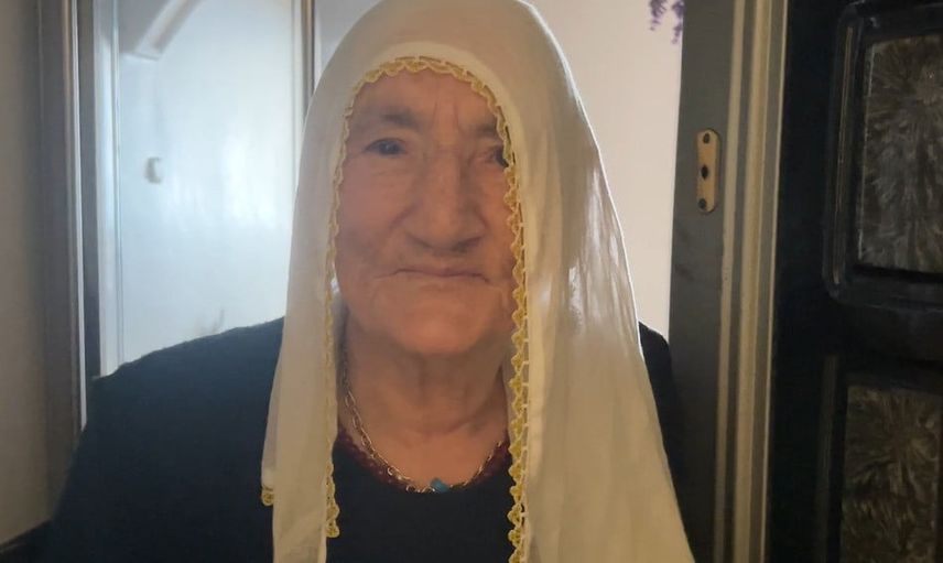 Komşularının dikkati sayesinde yaşlı kadın koltukta uyurken bulundu