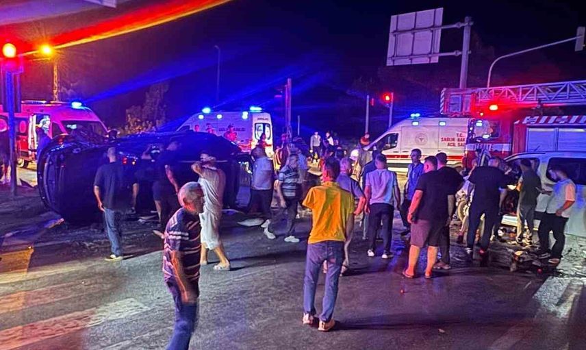 Akyazı'da çarpışma sonucu suv yan yattı: biri ağır, biri bebek toplam 7 yaralı