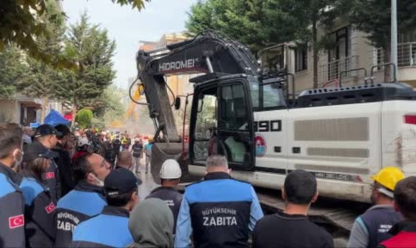 Maltepe'de çöken yapının üst katları kontrollü olarak sökülüyor