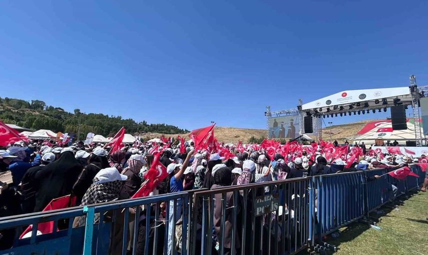 Ahlat'ta 1071 ruhu canlandı: Türkiye'nin dört bir yanından katılımcılar ilçeyi doldurdu