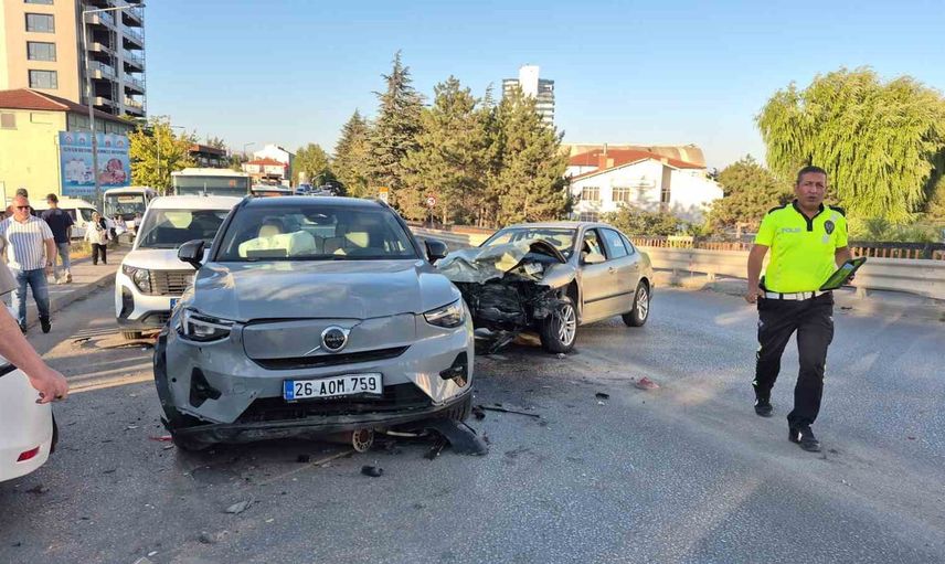 Eskişehir’de zincirleme kaza caddeyi durma noktasına getirdi