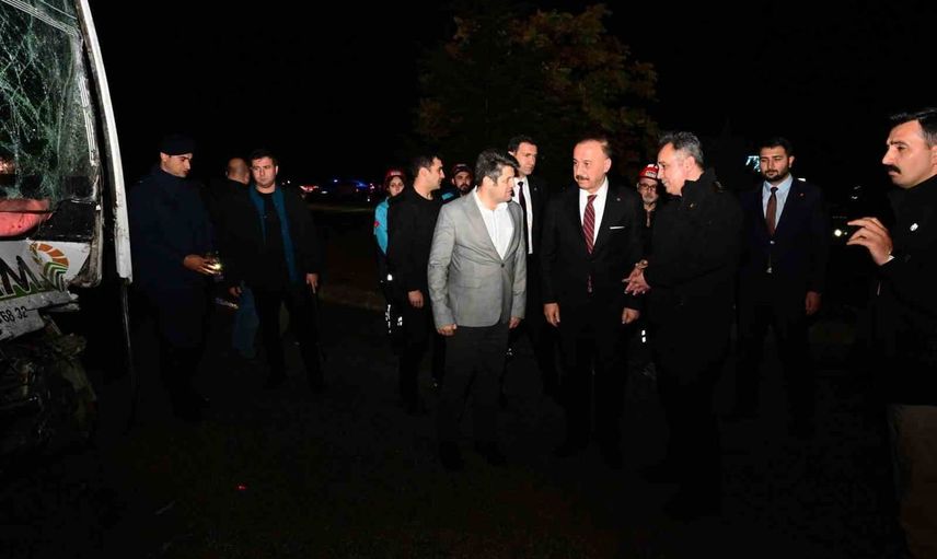 Keçiborlu kavşağında midibüs ile tır çarpıştı: tarım işçileri yaralandı