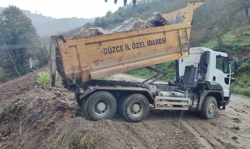 Cumayeri'nde heyelan sonrası yol güvenliği için tahkimat çalışması