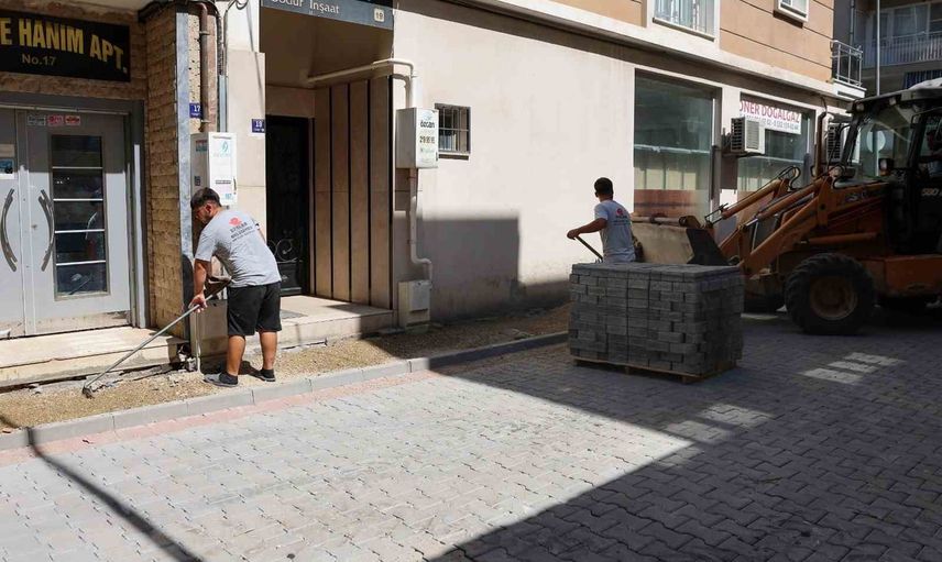 Efeler'de Güzelhisar Mahallesi 47. Sokak'ta parke yenileme çalışması hızlandı
