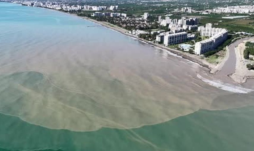 Toroslardan gelen seller Akdeniz kıyılarını kahverengiye boyadı