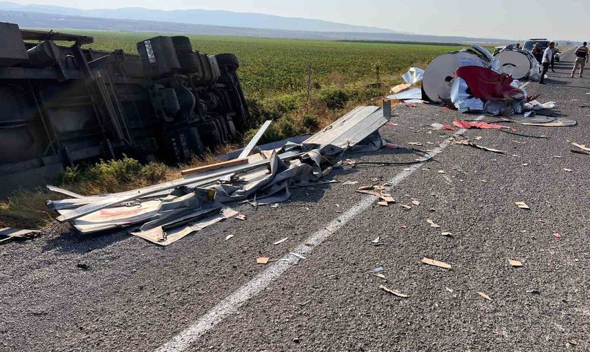 Kumlu'da tarlaya uçan tırdan yola rulo sac devrildi