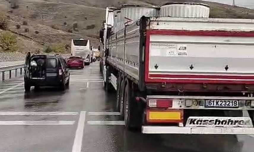 Yağış sonrası iki tırın çarpışması uluslararası lojistik hattını durdurdu