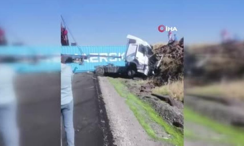 Şarampole giren tırın sürücüsü yaralandı, yol kısa süreli kapandı