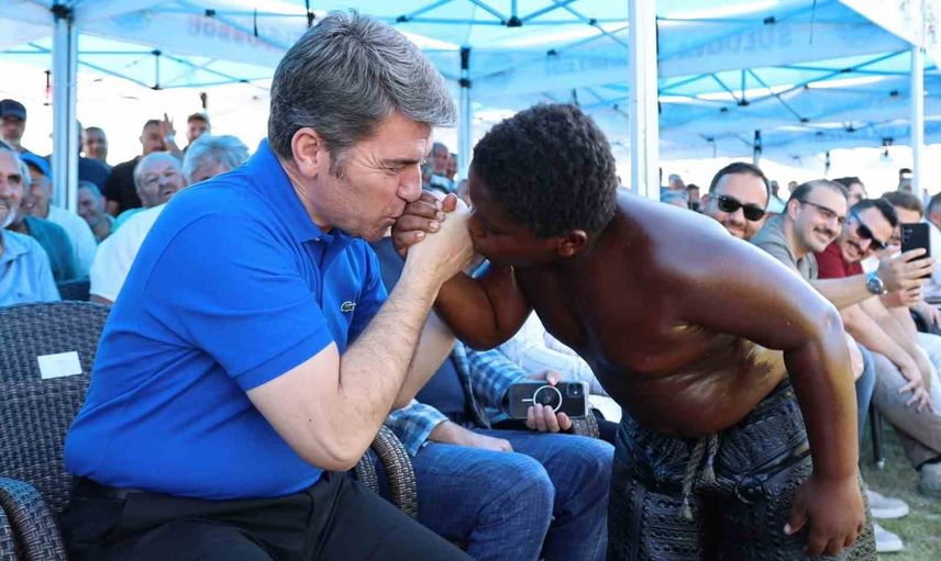Er meydanında el ele: Amasya valisi ile 'Arap Osman'ın kardeşlik pozu