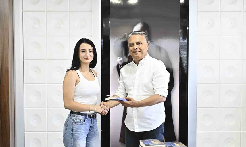 Uysal'dan genç başarılara destek: 16 öğrenciye hediye çeki