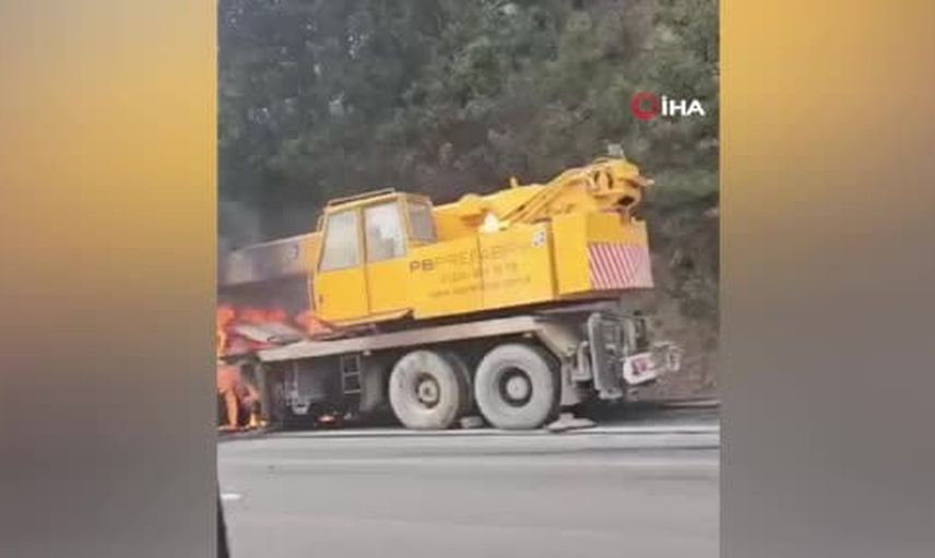 Bursa-İnegöl yolunda seyreden iş makinesi aniden alev aldı
