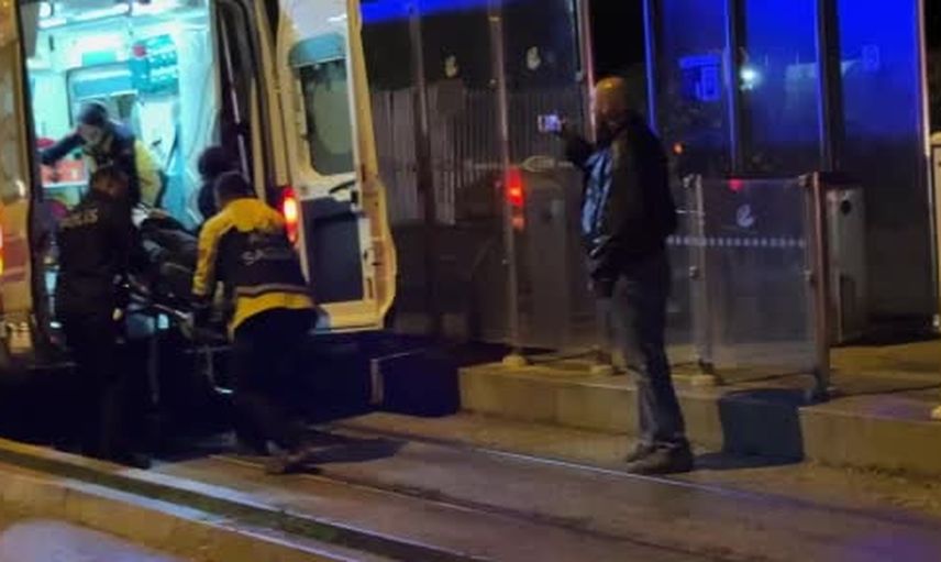 Kontrolden çıkan otomobil tramvay durağına girince muhtemel facianın önüne geçildi