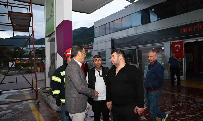 Yangın sonrası Pamukkale'de iş yeri sahiplerini ziyaret eden Çavuşoğlu
