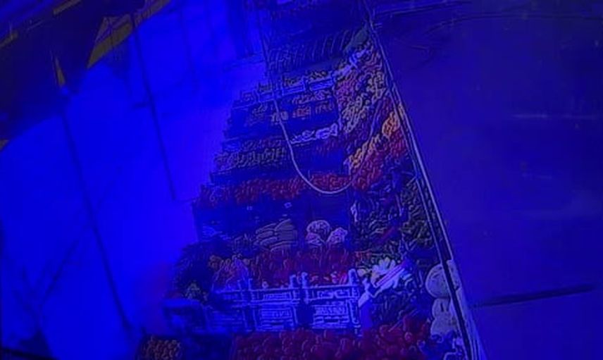 Boya lekesi olmasın diye çorapla alışveriş eden işçilere takdir