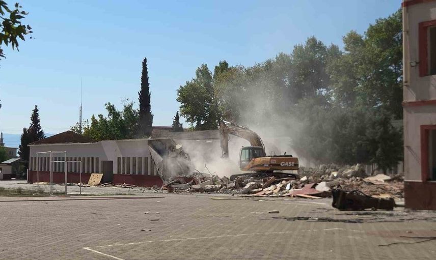 Orhangazi’de eğitim kampüsü yenileniyor: atölye ve sınıflar sökülmeye başladı