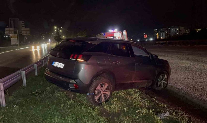 Samsun'da çevre yolunda savrulan otomobil orta refüje çıkarak iki kişiyi yaraladı