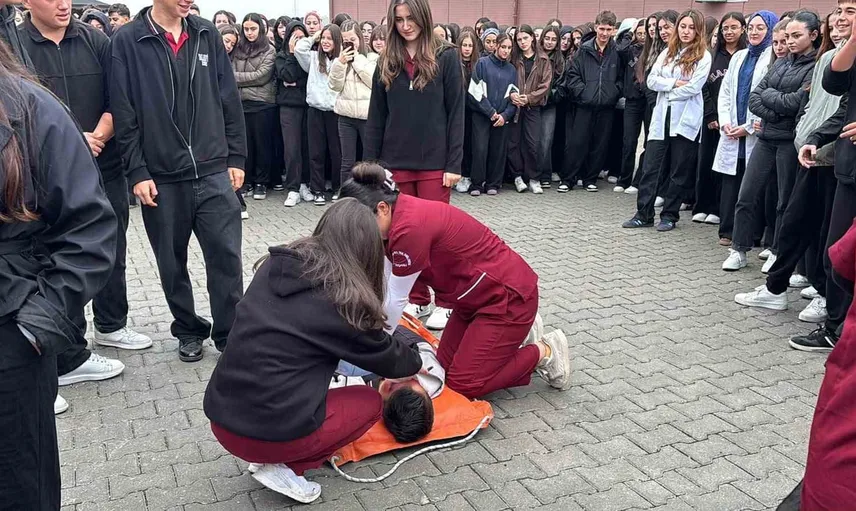 Liselilerden gerçekçi deprem tatbikatı: bina 2 dakika 40 saniyede boşaltıldı