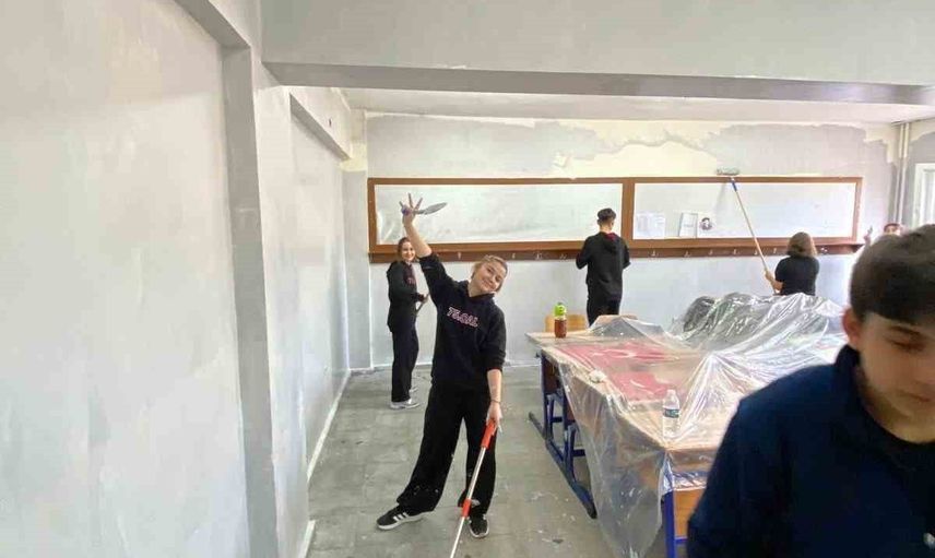 El birliğiyle okula renk getiren 9/B öğrencileri