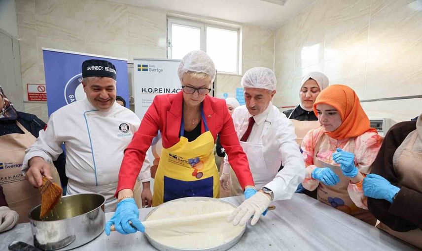 Büyükelçi Ulrika Funered aşevinde baklava açtı ve hizmetleri yerinde inceledi