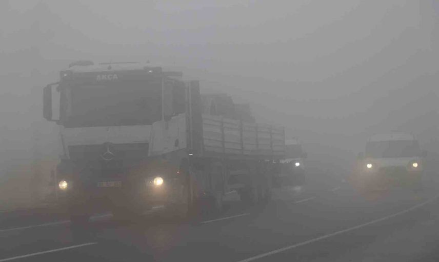 Pamukkale'de sis trafiği yavaşlattı: Denizli-Antalya'da görüş yer yer 5 metreye düştü