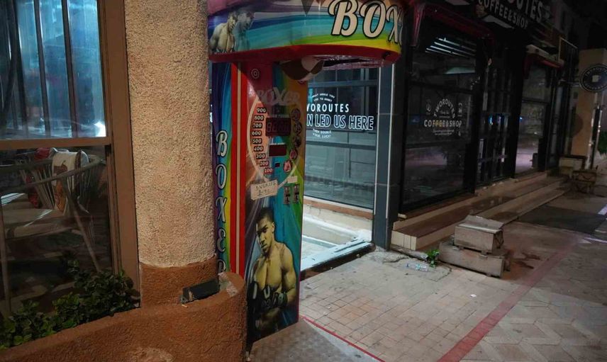 Boks makinesini ıskalayınca kafenin tırtıklı duvarını yumrukladı, eli yaralandı