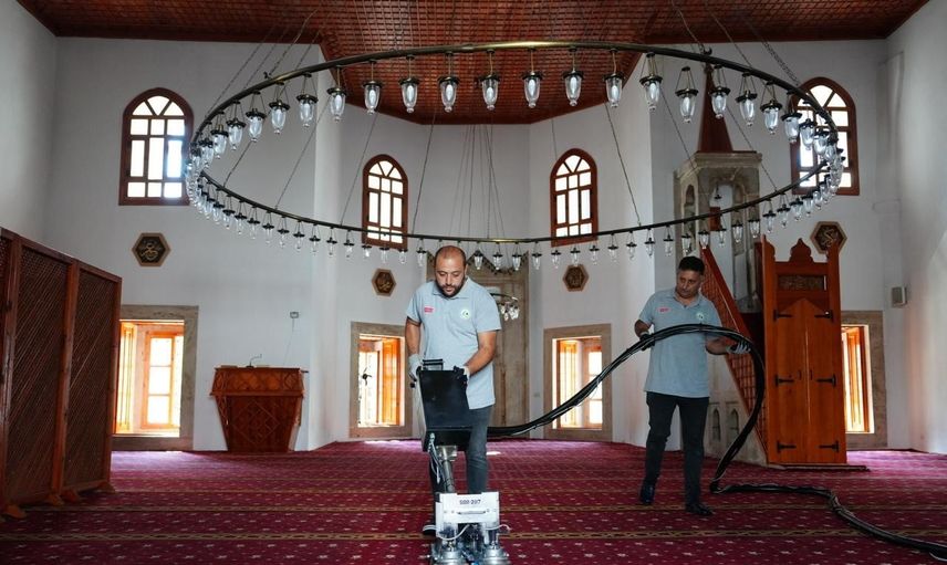 Camilerde hijyen seferberliği: 112 ibadethanede halılar mobil araçla yıkanıyor