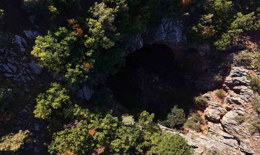 Giresun'da doğa yürüyüşünde Tepesi Delik Obruğu'nun yer altı göleti dronla görüntülendi