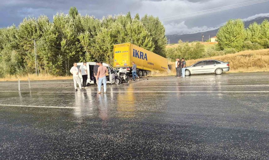 Doğanşehir'de direksiyon kaybı sonrası tırla çarpışma: 4 yaralı