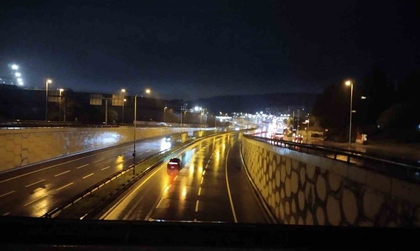Şiddetli yağış Şile Otoyolu'nda Ümraniye istikametini kapattı