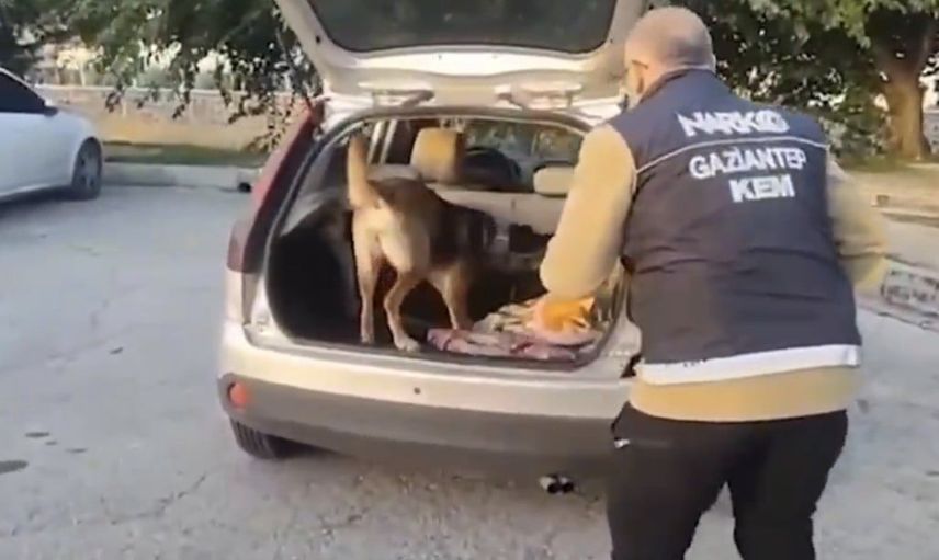 Narkotik destekli aramada araç içinde 1 kilo metamfetamin ele geçirildi