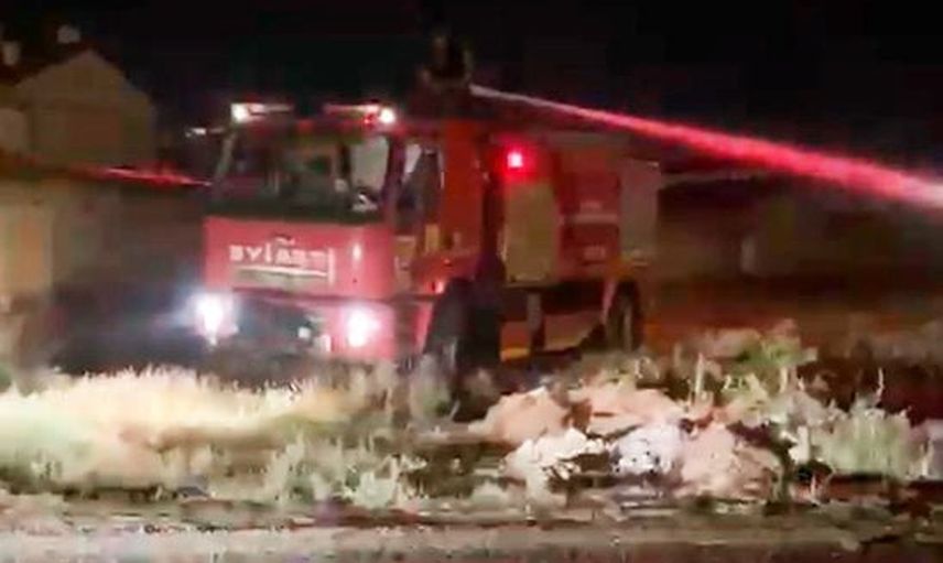 Karapınar'da kuru ot yangını mahalleyi alarma geçirdi
