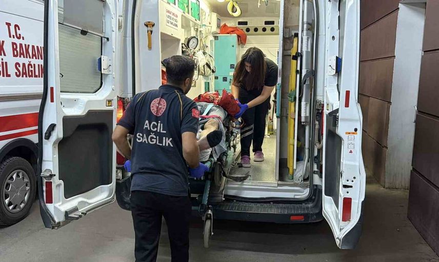 Adıyaman valilik kavşağı'nda kaza: motosikletle otomobil çarpıştı, iki kişi yaralandı