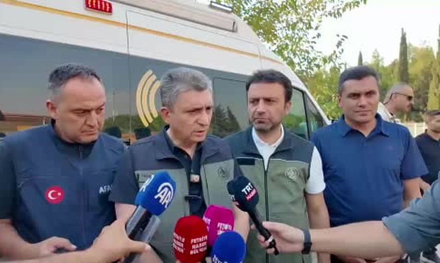 Kaş'ta rüzgârın etkisiyle yayılan yangında mahalleler çevrildi, mücadele sürüyor