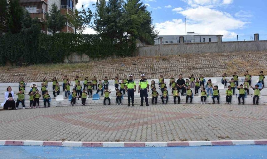 Trafik eğitim parkında küçüklere güvenli yol bilinci kazandırılıyor